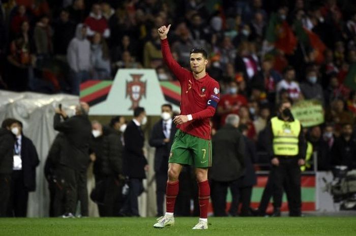 Kapten timnas Portugal, Cristiano Ronaldo, menyapa penggemar seusai laga semifinal play-off Path C Kualifikasi Piala Dunia 2022 Zona Eropa kontra timnas Turki di Stadion Dragao, 24 Maret 2022.