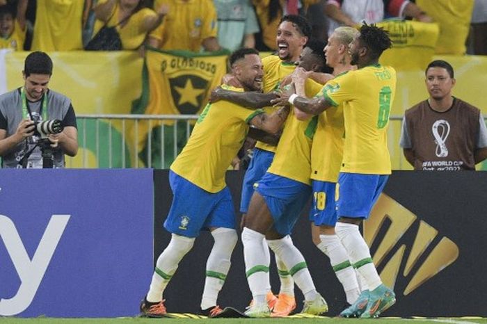 Striker timnas Brasil, Neymar, merayakan gol ke gawang timnas Cile dalam laga Kualifikasi Piala Dunia 2022 Zona Amerika Selatan di Stadion Maracana, 24 Maret 2022.