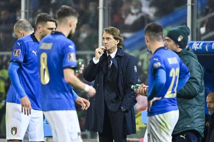 Reaksi pelatih timnas Italia, Roberto Mancini, usai pasukannya kalah dari Makedonia Utara pada semifinal play-off Piala Dunia 2022 di Renzo Barbera, Palermo (24/3/2022).