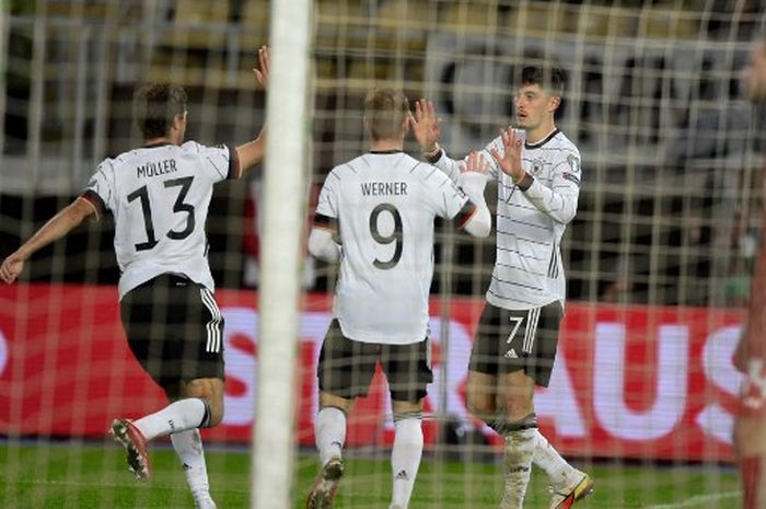 Kai Havertz (kanan) dan Timo Werner saat merayakan gol timnas Jerman vs Makedonia Utara pada kualifikasi Piala Dunia Skopje (11/10/2021).