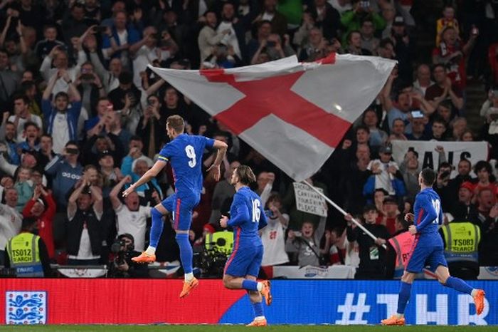 Harry Kane (9) merayakan gol timnas Inggris ke gawang Swiss dalam duel uji coba di Wembley, London, 26 Maret 2022.