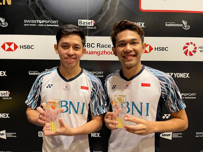 Pasangan ganda putra Indonesia, Muhammad Rian Ardianto (Kiri) dan Fajar Alfian (Kanan) usai menjuarai Swiss Open 2022, Minggu (27/3/2022)