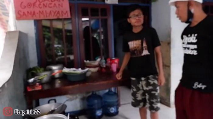 Lapak mi ayam Sony Wakwaw di depan rumah