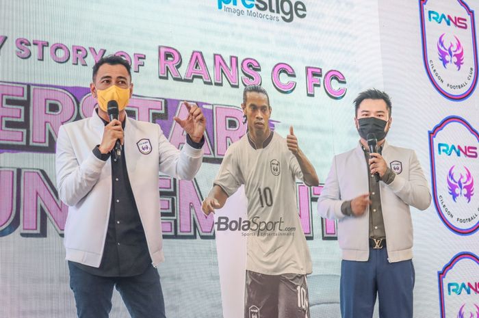 Chairman RANS Cilegon FC, Raffi Ahmad (kiri) dan Rudy Salim (kanan), saat jumpa pers bintang dunianya di Prestige Image Motorcars, Pluit, Jakarta Utara, 29 Maret 2022.