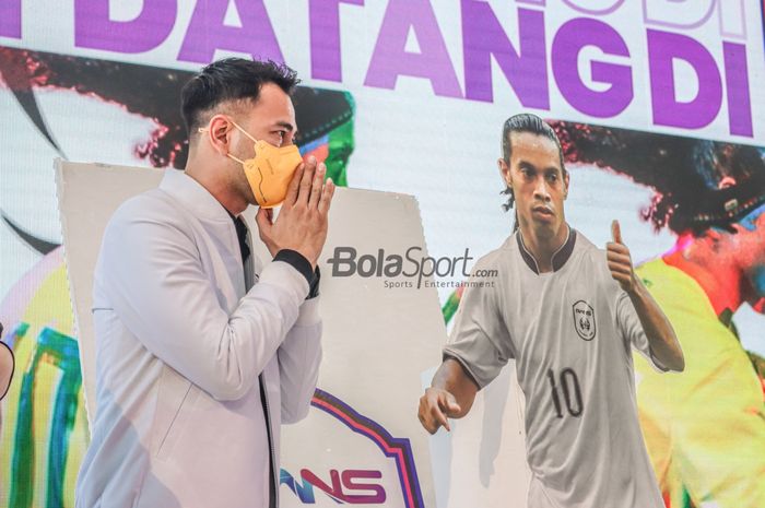 Chairman RANS Cilegon FC, Raffi Ahmad (kiri), nampak bersyukur dalam acara pengenalan Ronaldinho di Prestige Image Motorcars, Pluit, Jakarta Utara, 29 Maret 2022.