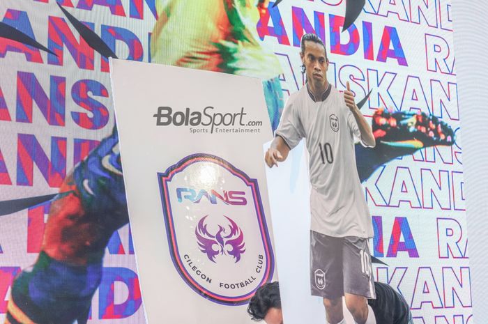 RANS Cilegon FC menampilkan poster kedatangan Ronaldinho dalam pengumumannya di Prestige Image Motorcars, Pluit, Jakarta Utara, 29 Maret 2022.