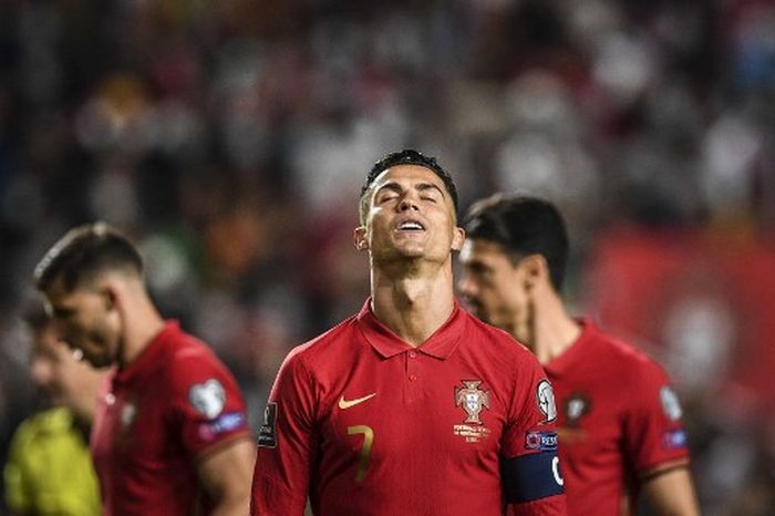 Reaksi Cristiano Ronaldo dalam partai timnas Portugal vs Serbia pada kualifikasi Piala Dunia 2022 di Lisabon (14/11/2021).