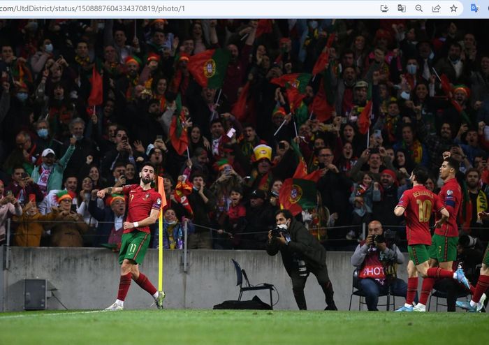 Gelandang timnas Portugal, Bruno Fernandes, merayakan gol ke gawang timnas Makedonia Utara dalam laga final play-off Path C Kualifikasi Piala Dunia 2022 Zona Eropa di Stadion Do Dragao, 29 Maret 2022.