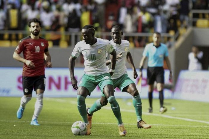 Penyerang timnas Senegal, Sadio Mane, mengontrol bola dalam laga putaran ketiga Kualifikasi Piala Dunia 2022 Zona Afrika kontra timnas Mesir di Stadion Me Abdoulaye Wade, 29 Maret 2022.