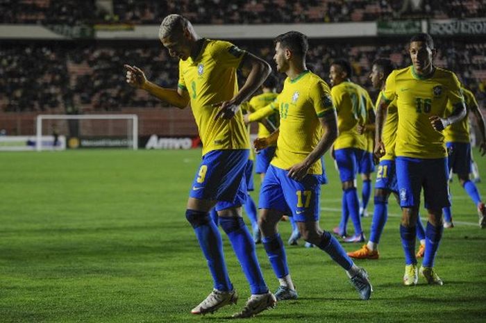 Richarlison (depan) merayakan golnya dalam duel timnas Brasil di kandang Bolivia pada kualifikasi Piala Dunia 2022 (29/3/2022).