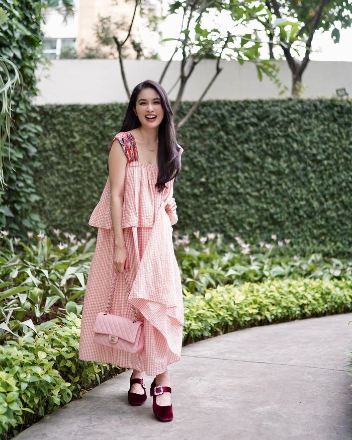 Bak Princess dari Negeri Dongeng, Intip 6 OOTD Feminin Sandra Dewi yang