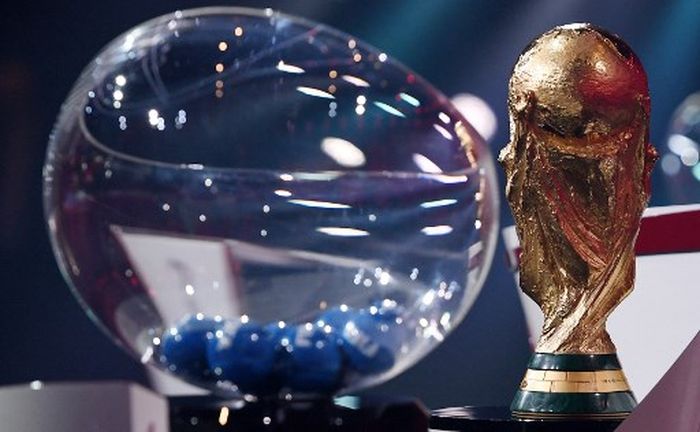Trofi Piala Dunia dipamerkan dalam momen drawing kualifikasi untuk zona UEFA di Zurich, Swiss (7/12/2020).