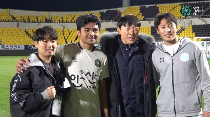 Jeong Jeok-seo, Asnawi Mangkualam, Shin Tae-yong dan Shin Jae-hyuk saat pertandingan Ansan Greeners Vs Jeonnam Dragons, Sabtu (26/3/2022).