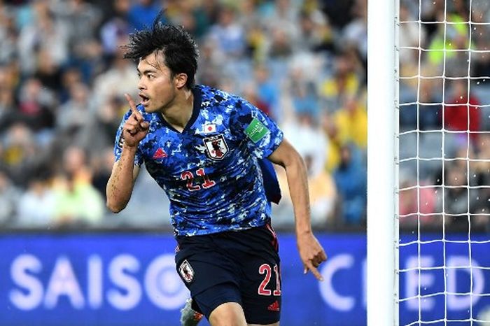 Kaoru Mitoma merayakan golnya saat timnas Jepang hadapi Australia pada kualifikasi Piala Dunia 2022 di Sydney (24/3/2022).