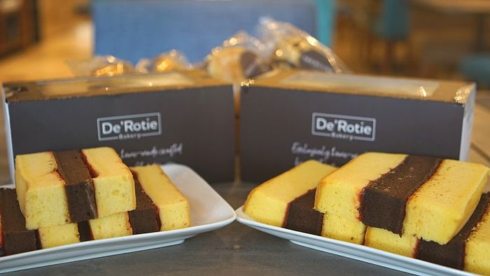 De'Rotie's Lapis Surabaya comes in two varieties: original and gluten-free.