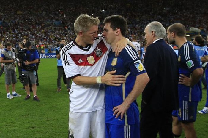 Lionel Messi (kanan) dihibur oleh Bastian Schweinsteiger usai timnas Argentina dikalahkan Jerman pada final Piala Dunia 2014 di Rio de Janeiro (13/7/2014).