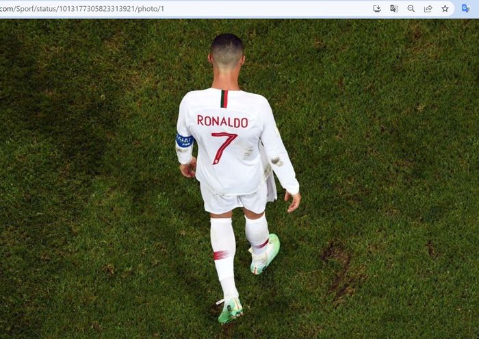 Cristiano Ronaldo berjalan lesu setelah timnas Portugal dikalahkan 1-2 oleh timnas Uruguay pada babak 16 besar Piala Dunia 2018.