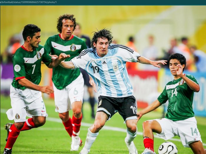 Momen Lionel Messi mendapatkan pengawalan ketat dari para pemain timnas Meksiko pada laga Piala Dunia 2006.