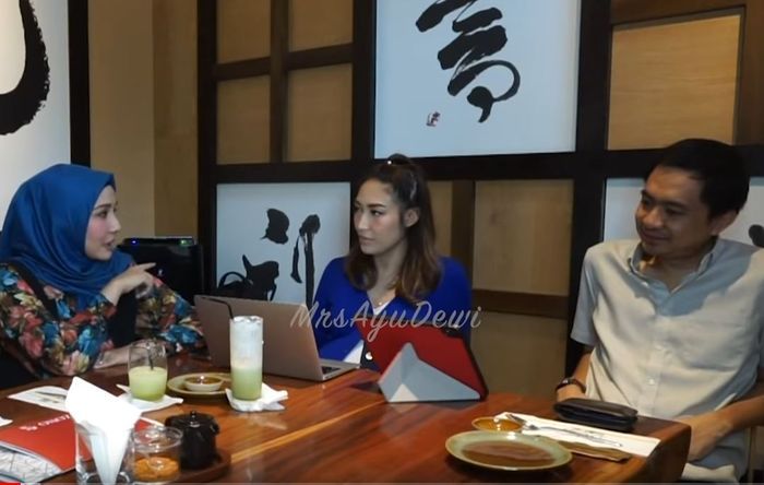 Ayu Dewi dan suaminya saat datangi psikolog