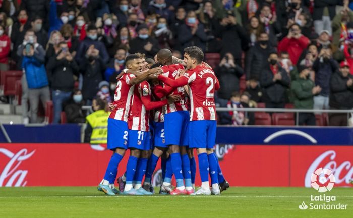 Para pemain Atletico Madrid merayakan gol ke gawang Deportivo Alaves pada pekan ke-30 Liga Spanyol 2021-2022 di Stadion Wanda Metropolitano, Sabtu (2/4/2022).