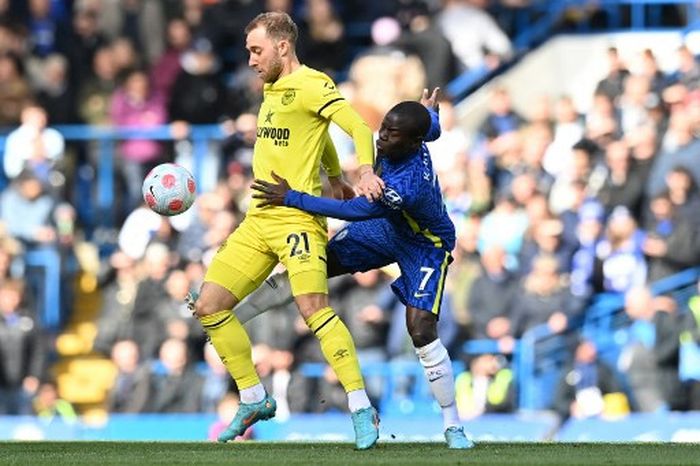 Christian Eriksen (kiri) berduel dengan N'Golo Kante dalam partai Liga Inggris Chelsea vs Brentford di Stamford Bridge, London (2/4/2022).