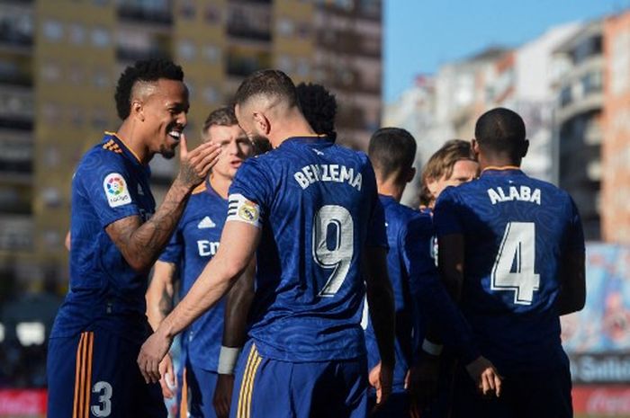 Karim Benzema merayakan gol bersama rekan setimnya saat Real Madrid tandang ke Celta Vigo pada lanjutan Liga Spanyol (2/4/2022).