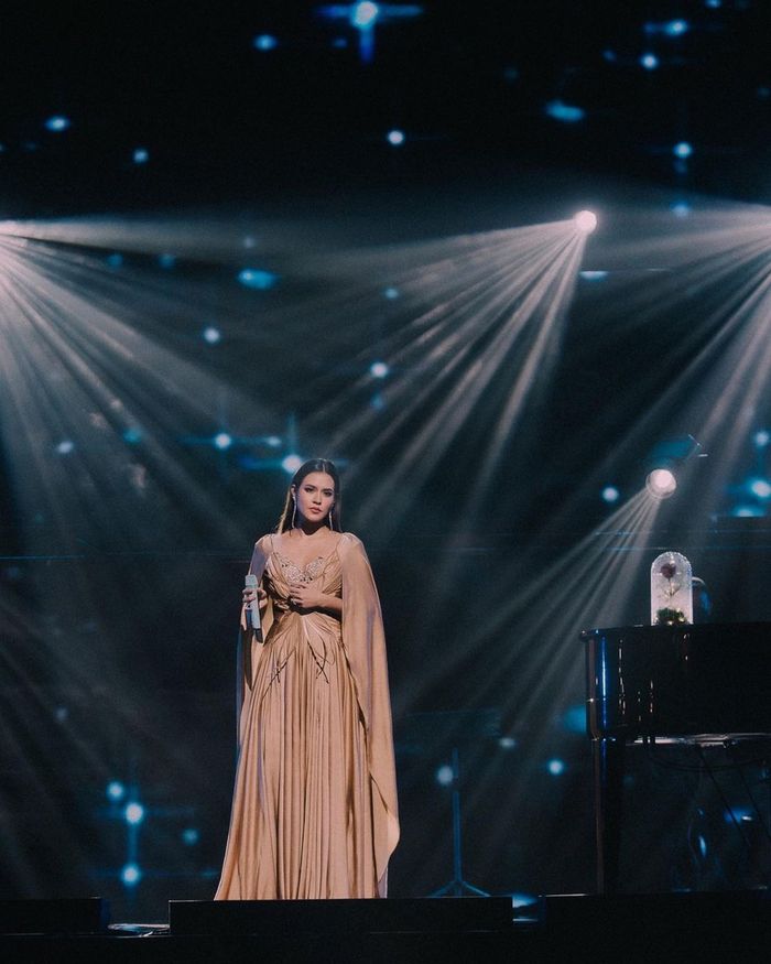 Potret penampilan Raisa Andriana dalam konser spesial miliknya.