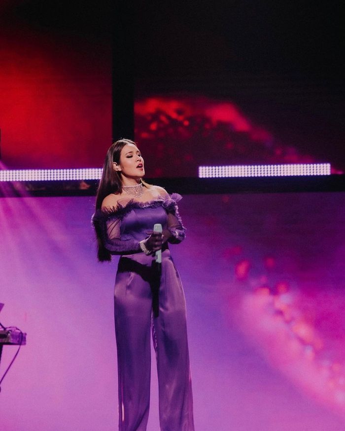 Potret penampilan Raisa Andriana dalam konser spesial miliknya.