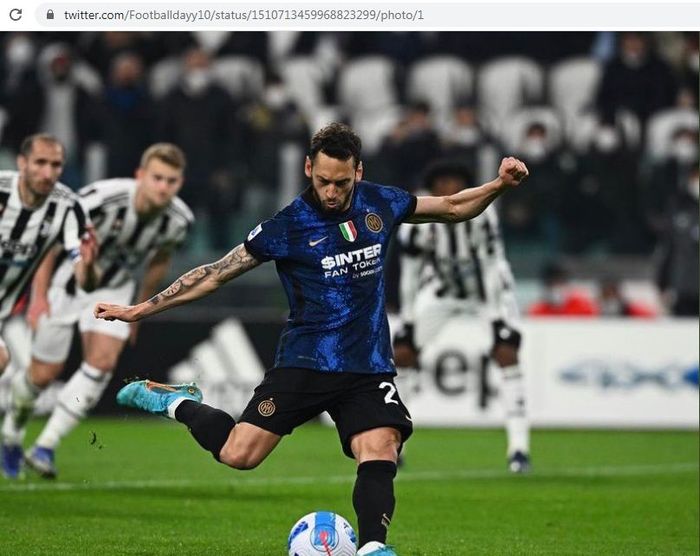 Gelandang Inter Milan, Hakan Calhanoglu, mengeksekusi penalti dalam laga melawan Juventus di Liga Italia.
