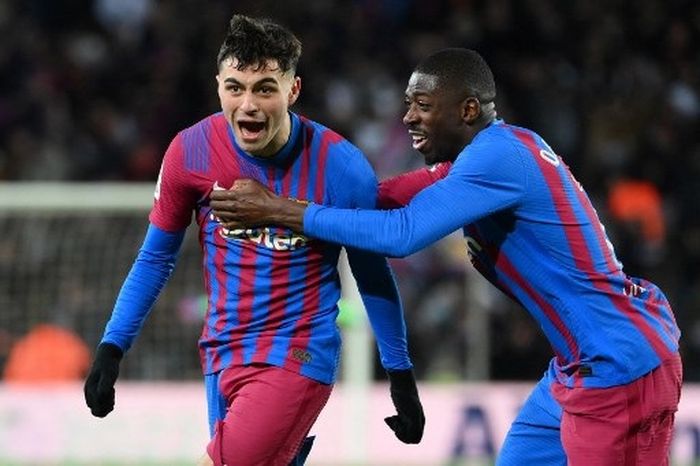 Gelandang Barcelona, Pedri, merayakan gol yang dicetaknya ke gawang Sevilla bersama Ousmane Dembele dalam laga Liga Spanyol di Camp Nou, Minggu (3/4/2022).