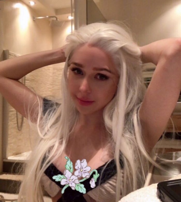 Eve Suz dengan rambut pirang