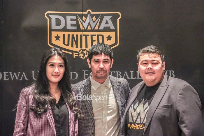 Nil Maizar (tengah) dan putrinya bernama Rania Salsabila (kiri) sedang berfoto dengan CEO Dewa United, Ardian Satya Negara (kanan) dalam jumpa pers di Hotel Episode, Gading Serpong, Tangerang, Banten, 4 April 2022.