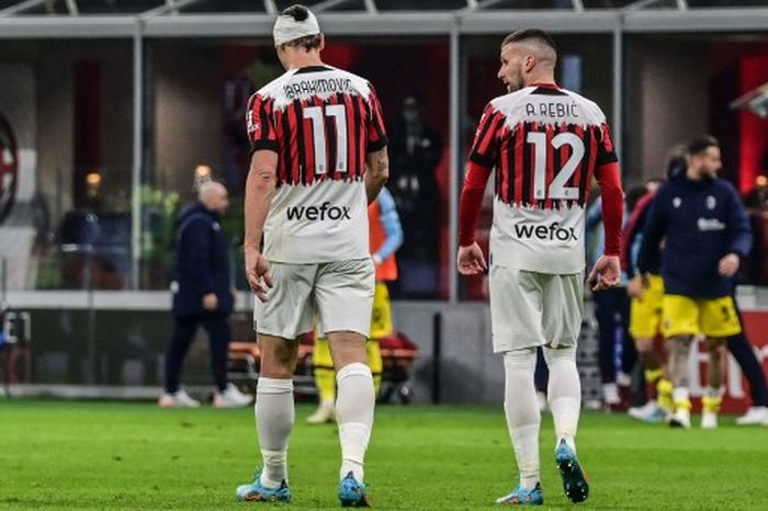 Zlatan Ibrahimovic dan Ante Rebic meninggalkan lapangan dengan lesu usai laga AC Milan vs Bologna berakhir seri di San Siro (4/4/2022).