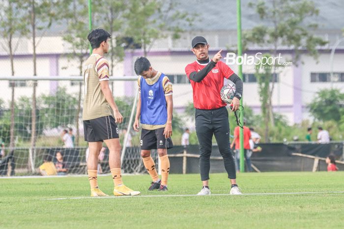 Pelatih Dewa United, Nil Maizar (jersey merah), saat memberikan intruksi kepada para pemainnya di Lapangan Luar Stadion Indomilk Arena, Tangerang, Banten, 6 April 2022.