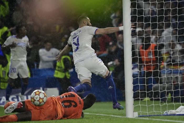 Striker Real Madrid, Karim Benzema, merayakan golnya ke gawang Chelsea dalam laga Liga Champions di Stamford Bridge, Rabu (6/4/2022).