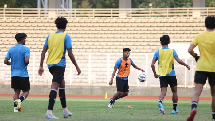 Pemain timnas U-23 Indonesia saat menjalani latihan di Stadion Madya, Senayan, Jakarta, Kamis (7/4/2022).