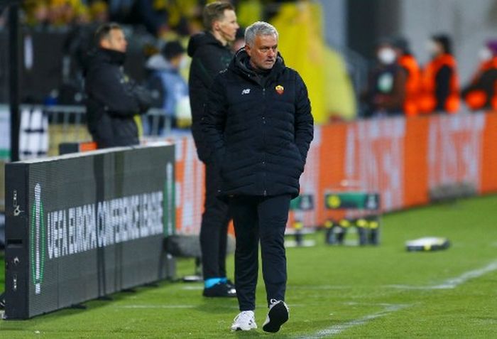 Reaksi Jose Mourinho dalam partai UEFA Conference League antara Bodo/Glimt vs AS Roma di Aspmyra Stadion, Bodo (7/4/2022).