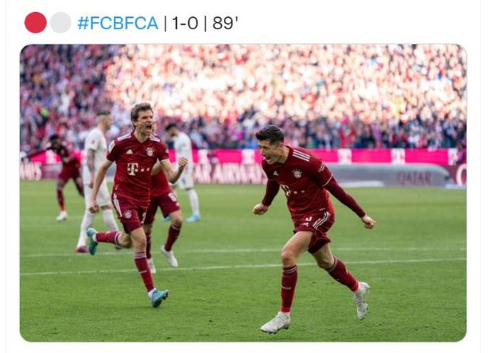 Robert Lewandowski merayakan gol Bayern Muenchen ke gawang Ausburg dalam lanjutan Bundesliga di Allianz Arena (9/4/2022).