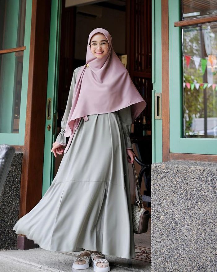 5 Gamis Syari Warna Pastel Buat Baju Lebaran 2023 Powerupramadan Cewekbanget 3387