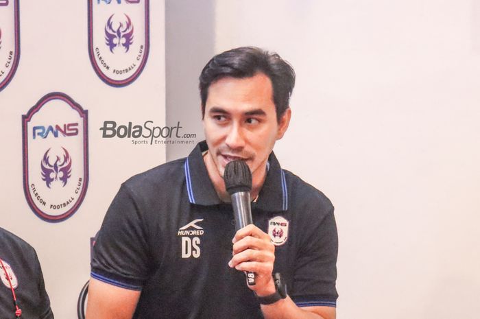 Chief Operation Officer (COO) RANS Cilegon FC, Darius Sinathrya, sedang memberikan keterangan kepada awak media di Nims Kaffe, Melawai, Jakarta, 11 April 2022.