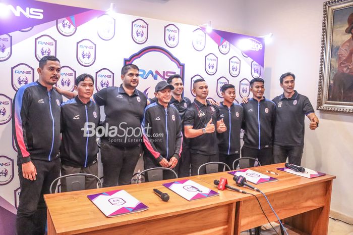 Raffi Ahmad memperkenalkan Rahmad Darmawan sebagai pelatih baru RANS Cilegon FC dan jajaran tim pelatih di Nims Kaffe, Melawai, Jakarta, 11 April 2022.