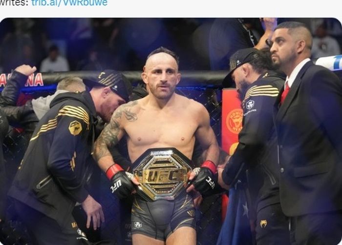 Alexander Volkanovski bersama sabuk juara kelas bulu yang sukses ia pertahankan pada UFC 273 (10/4/2022) waktu Indonesia.