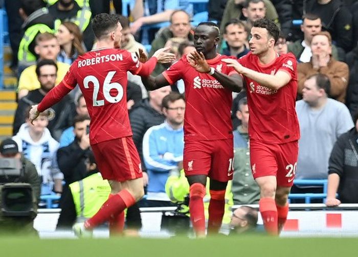 Sadio Mane (tengah) merayakan golnya dalam duel Liga Inggris antara Manchester City vs Liverpool di Etihad Stadium, Minggu (10/4/2022).