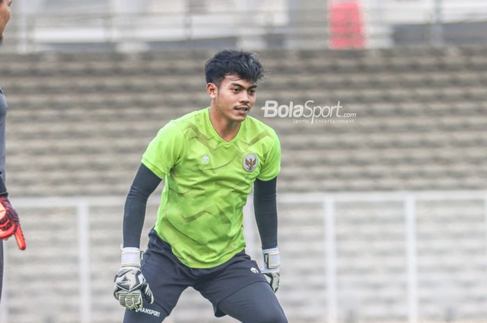 Kiper timnas U-23 Indonesia, Andhika Ramadhani, sedang berlatih di Stadion Madya, Senayan, Jakarta, 12 April 2022.