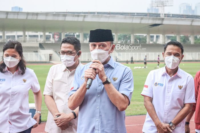 Ketua Umum PSSI, Mochamad Iriawan, sedang memberikan keterangan kepada awak media di Stadion Madya, Senayan, Jakarta, 12 April 2022.