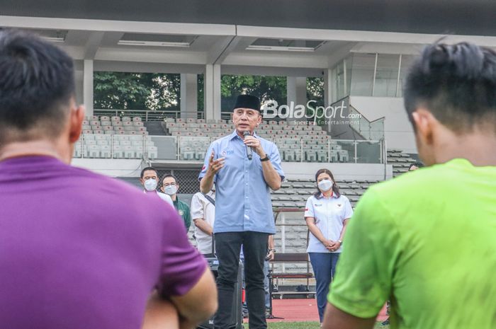 Ketua Umum PSSI, Mochamad Iriawan (tengah), sedang memberikan sambutan di Stadion Madya, Senayan, Jakarta, 12 April 2022.