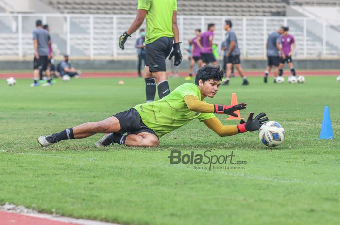 Kiper timnas U-23 Indonesia, Muhammad Adi Satryo, sedang menangkap bola dalam latihannya di Stadion Madya, Senayan, Jakarta, 12 April 2022.