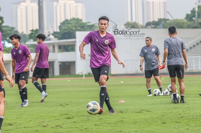 Koko Ari Araya sedang menguasai bola dalam latihannya bersama timnas U-23 Indonesia di Stadion Madya, Senayan, Jakarta, 12 April 2022.