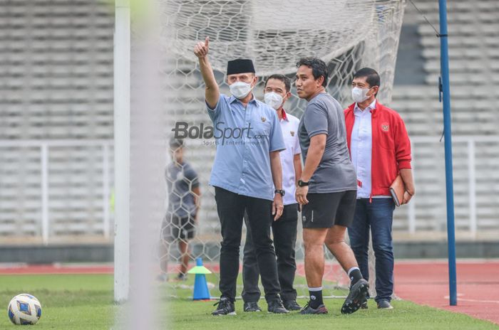 Ketua Umum PSSI, Mochamad Iriawan (paling kiri), nampak mengancungi jempol saat mengunjungi latihan timnas U-23 Indonesia beserta jajaranya  di Stadion Madya, Senayan, Jakarta, 12 April 2022.
