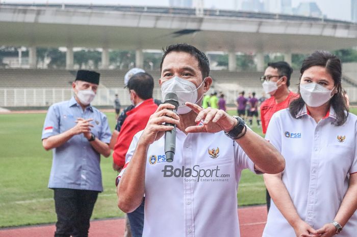 Sekretaris Jendral (PSSI), Yunus Nusi, saat memberikan keterangan kepada awak media  di Stadion Madya, Senayan, Jakarta, 12 April 2022.